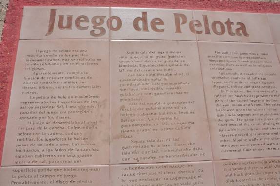 Quadro informativo trilíngue (espanhol, zapoteca e inglês) sobre os juegos de pelota no mundo zapoteca (em Monte Albán, ao lado de Oaxaca, no México)